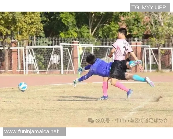 从街头乞讨到绿茵场上闪耀的足球明星传奇之路 从街头乞讨到绿茵场上闪耀的足球明星传奇之路