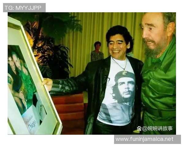 帅哥与足球明星亲密合影展现青春活力与运动魅力的完美结合 帅哥与足球明星亲密合影展现青春活力与运动魅力的完美结合