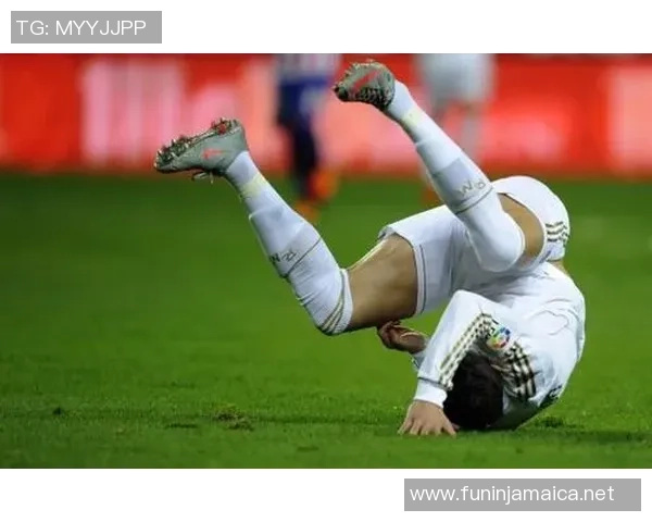 足球场上的意外时刻各路明星纷纷被绊倒的搞笑瞬间回顾 足球场上的意外时刻各路明星纷纷被绊倒的搞笑瞬间回顾