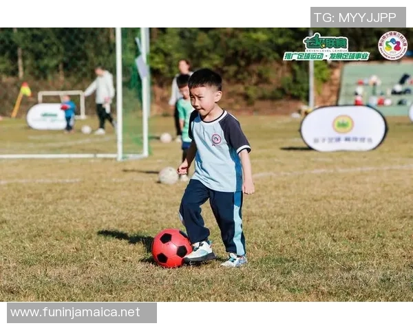 足球巨星携子共度亲子时光展现温馨家庭生活瞬间