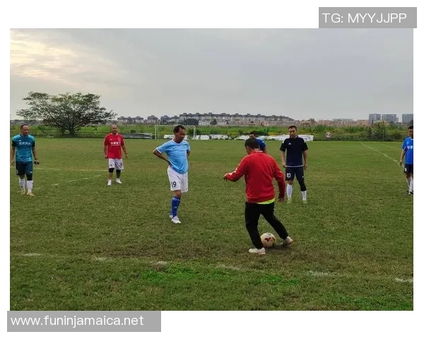 足球明星亲授技艺与心态分享助你提升球场表现与团队合作能力