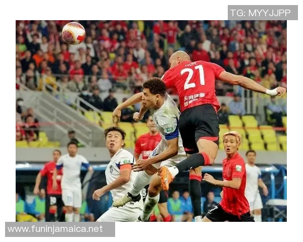 足球明星跪地滑行展现绝技引发球迷热议与赞叹 足球明星跪地滑行展现绝技引发球迷热议与赞叹